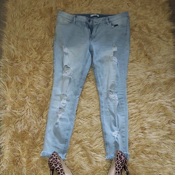 refuge Denim - Super cute ripped skinny jeans! 👖Fit to size 10